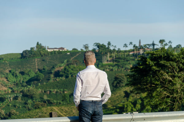 producteur de café devant sa plantation en Colombie